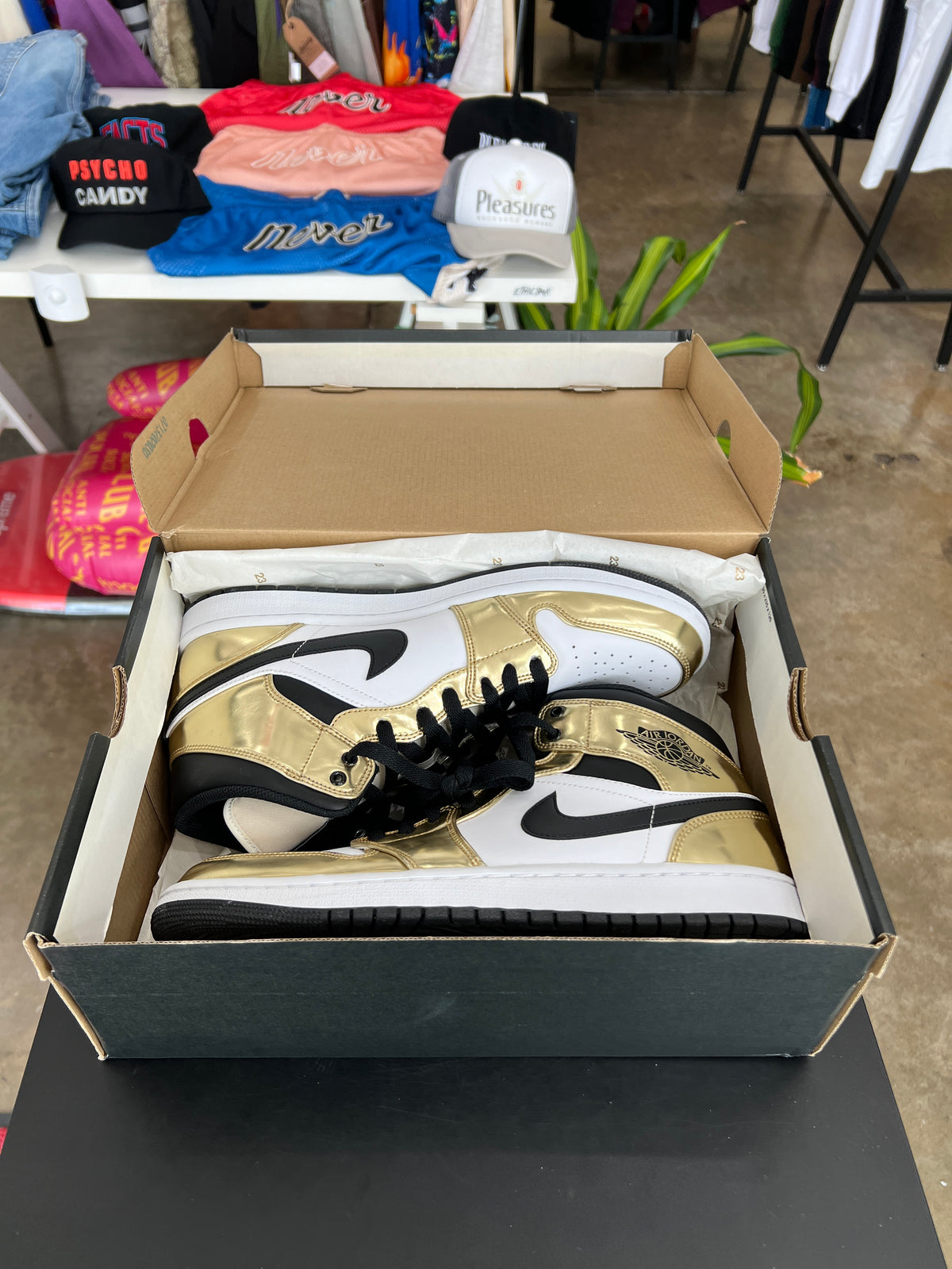 Air Jordan 1 Mid Metallic Gold