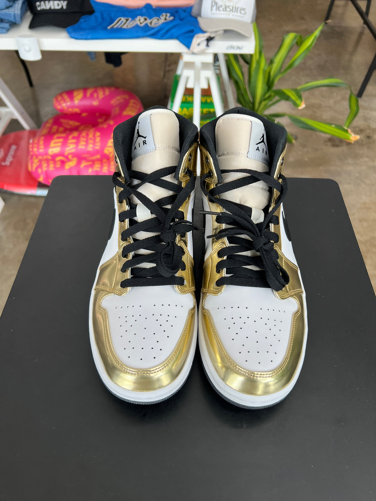 Air Jordan 1 Mid Metallic Gold